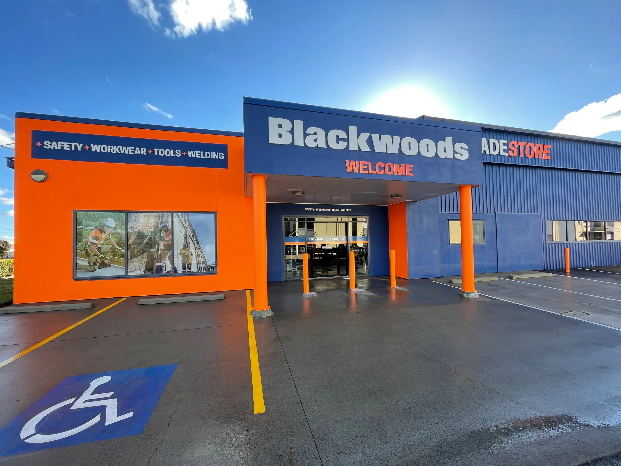 Blackwoods Tradestore entry signage, Toowoomba