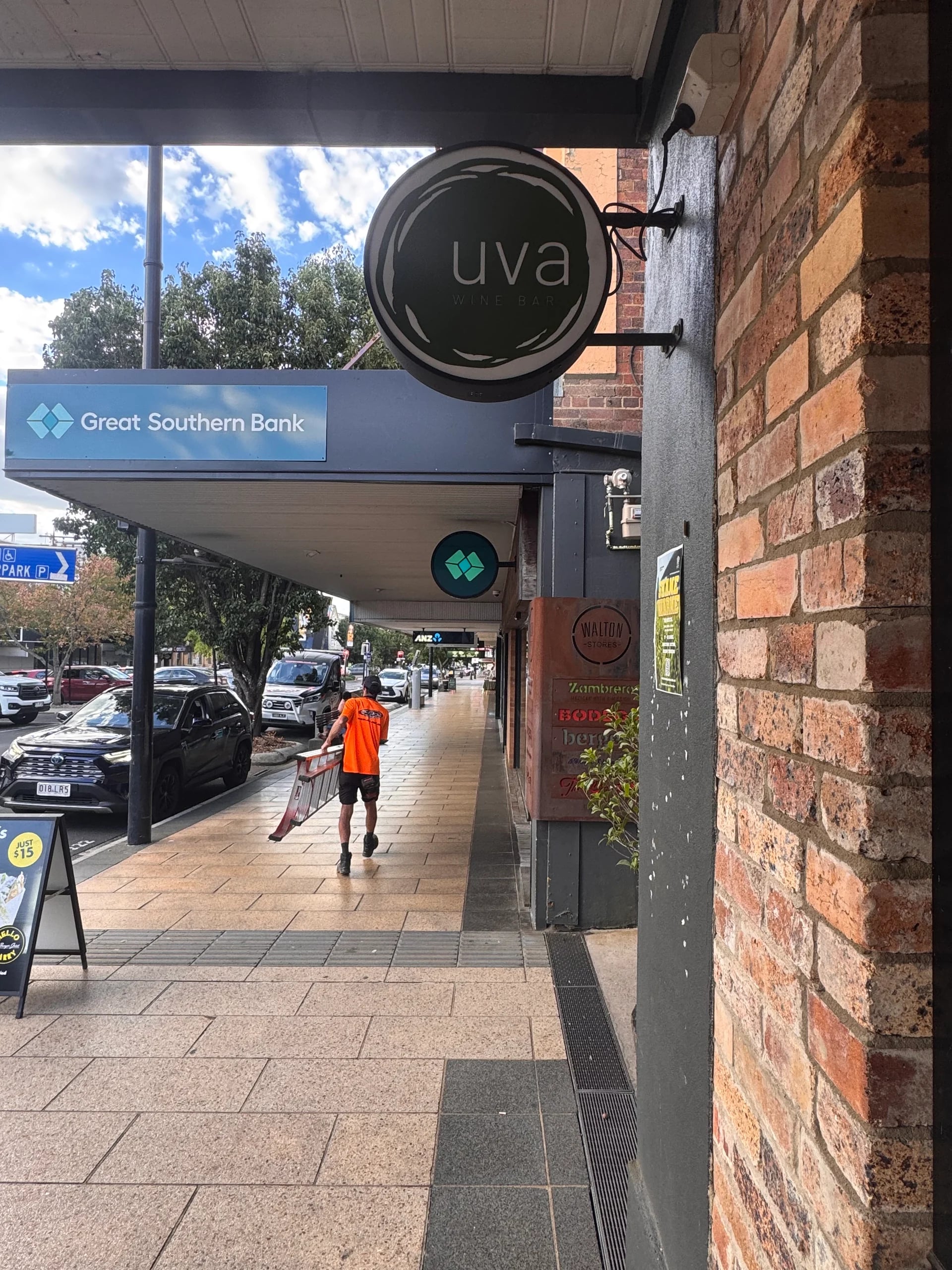 Round illuminated Uva projecting sign