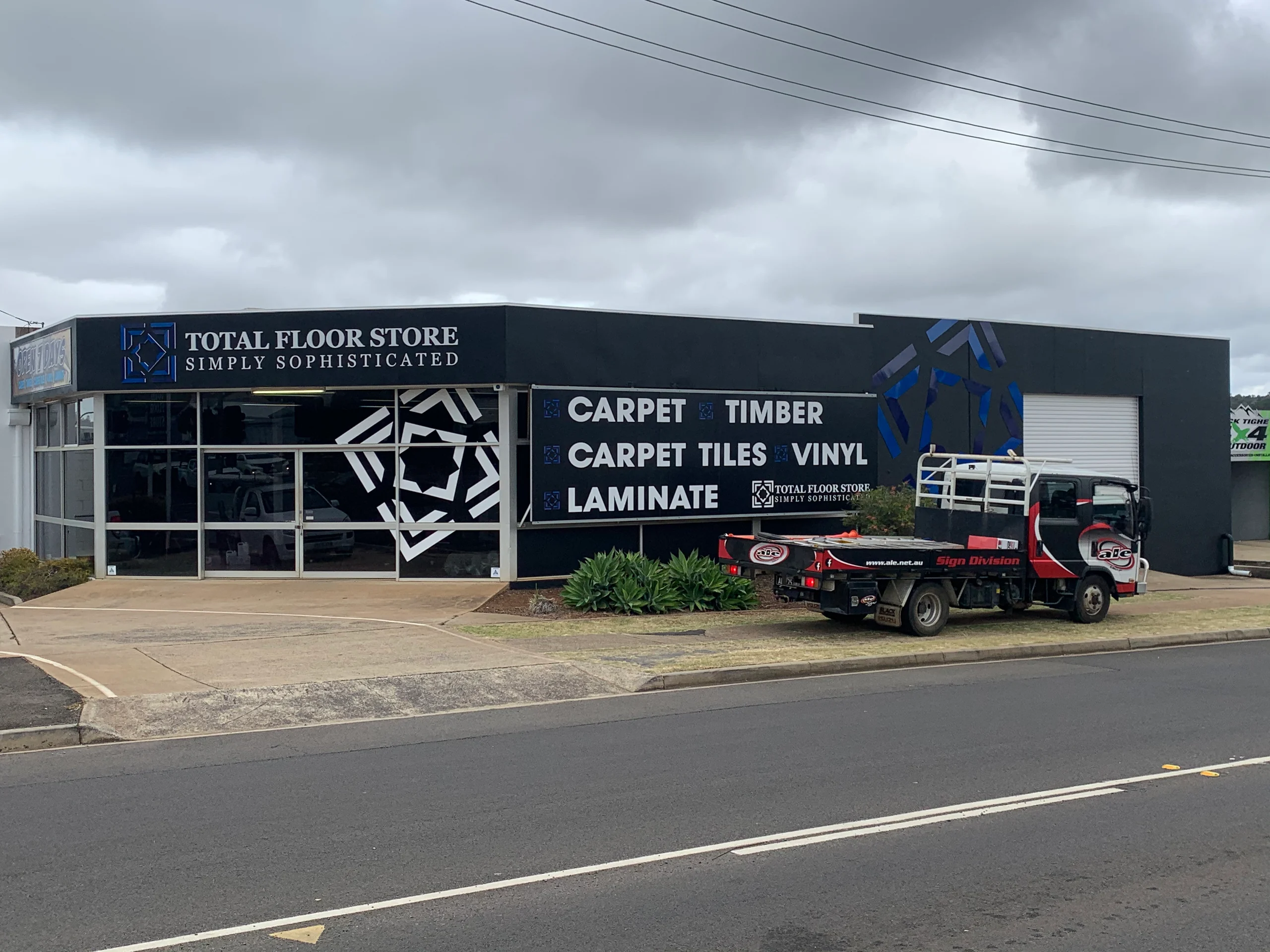 Total Floor Store building signage, Toowoomba