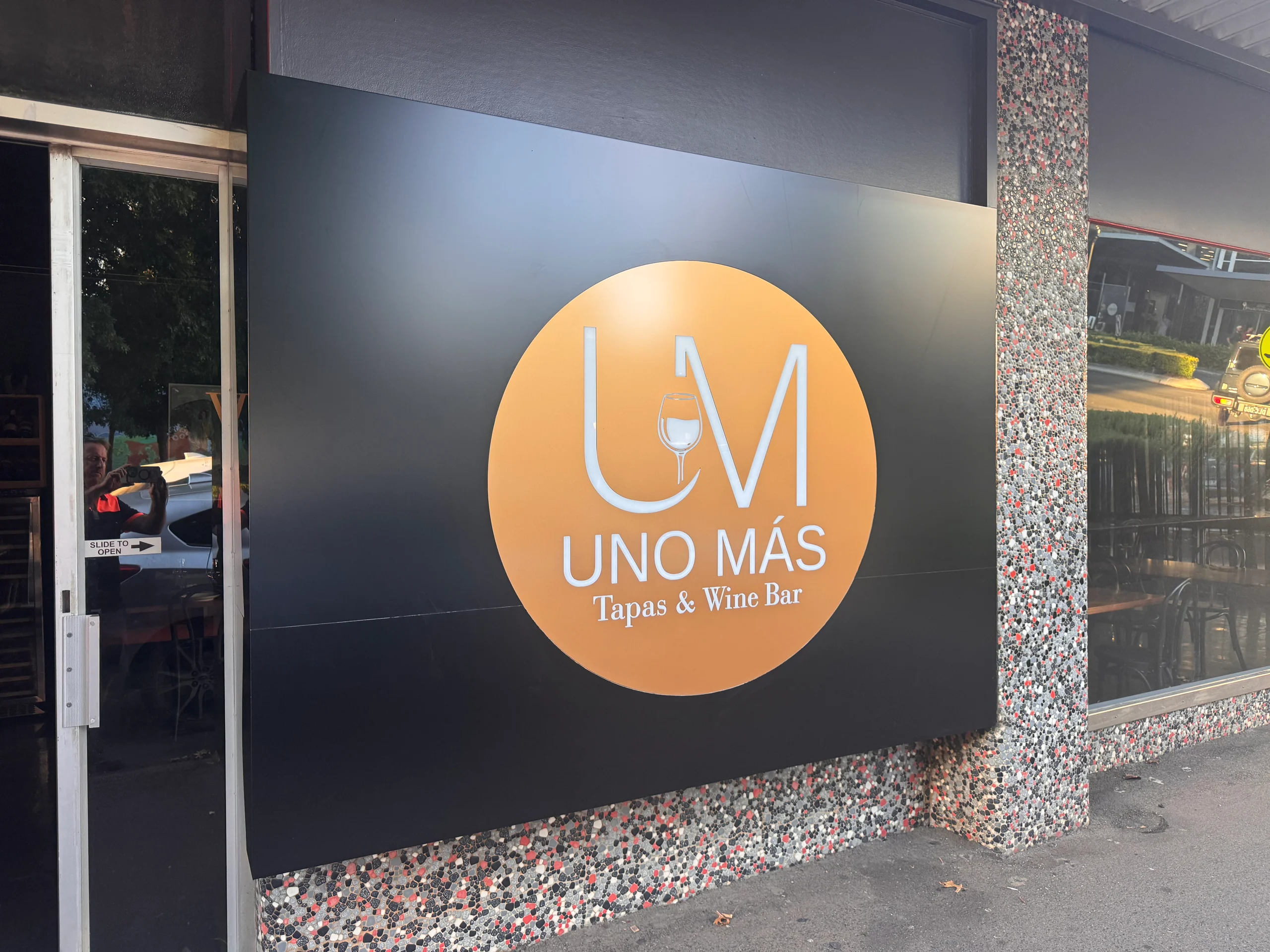 Illuminated Uno Mas Tapas & Wine Bar sign, Toowoomba